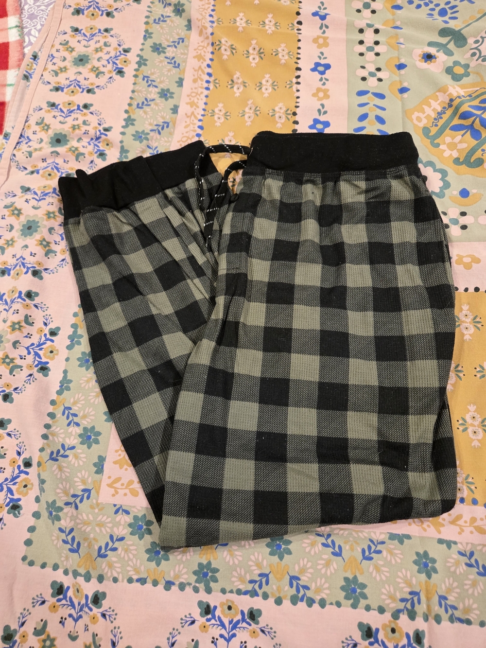 Fruit of the Loom Black & Olive Plaid Men's Jogger Pants